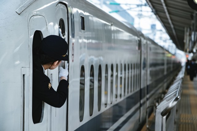 Japanese train conductor flips off rail fan photographer, prompts apology from JR