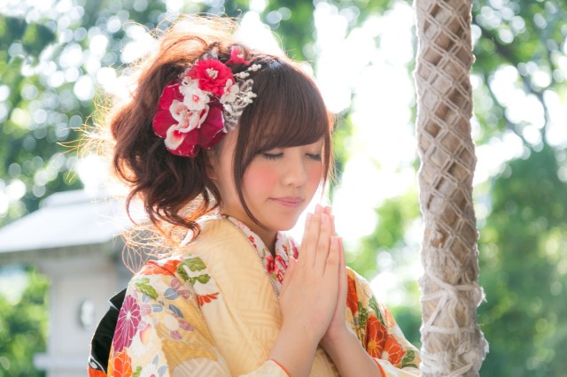 Huge crowds go to Japanese temples on New Year to “pray for things to return to normal”