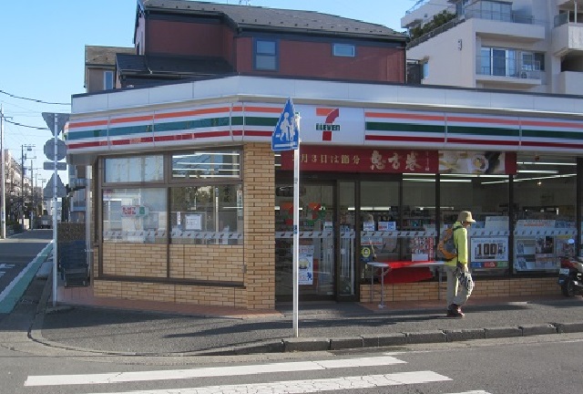 Foreigner convenience store clerk in Japan saves elderly woman from scammers with quick thinking