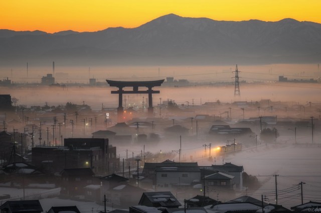 “Floating” Mt Fuji and shrine gates capture the hidden beauty of Japan【Photos】