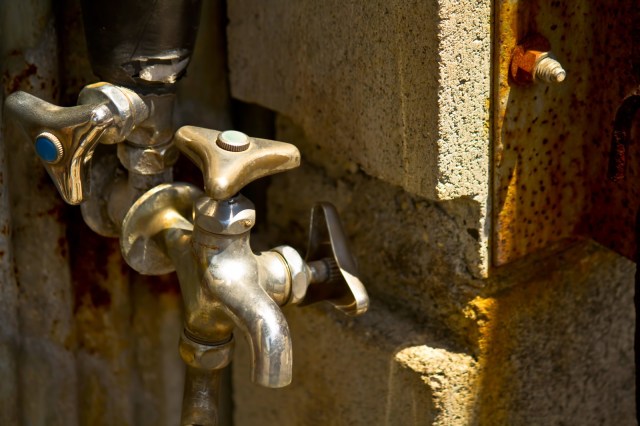 Government worker leaves water running for a month, forced to pay half the 6,000,000-yen bill