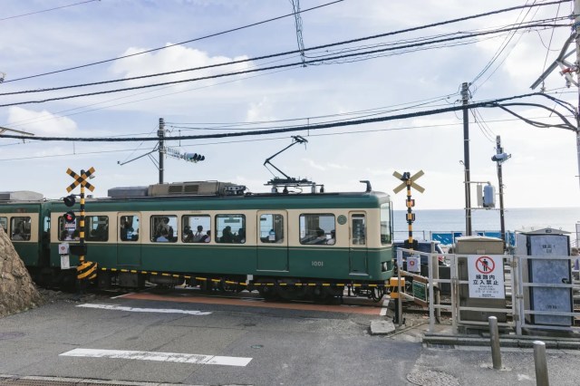 Furious train otaku in Japan confront foreign bicyclist after he gets in the way of their cameras