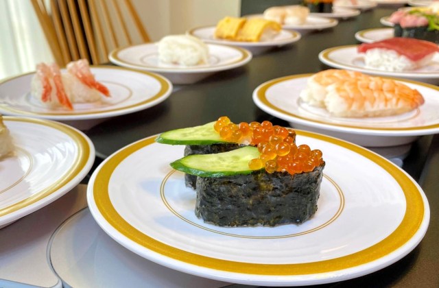 We rent Kappa Sushi’s conveyor belt, turn our home into a kaitenzushi restaurant