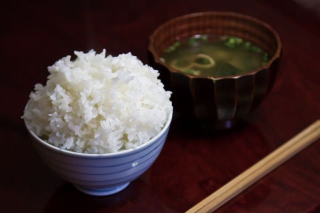 Should you place miso soup on the right or the left?