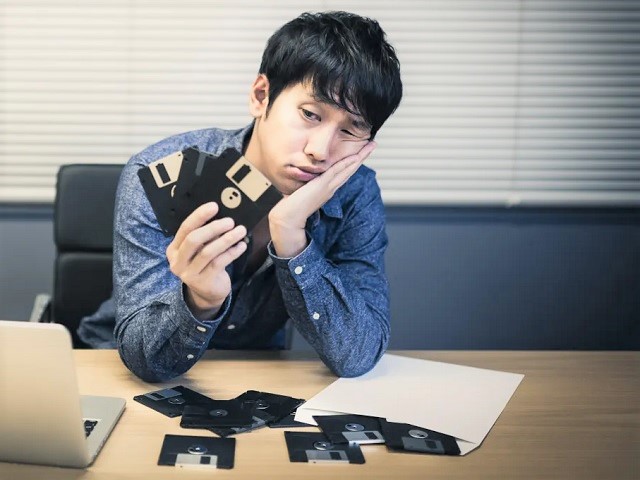 Japanese government, please stop using floppy discs, politician asks