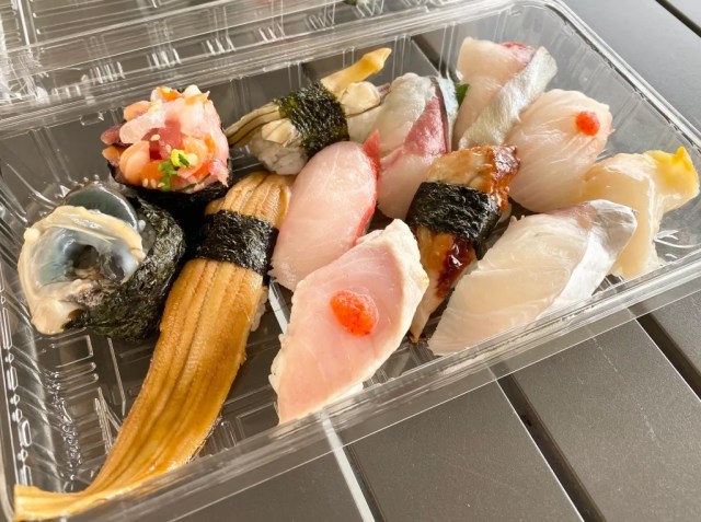 We got 17 pieces of sushi at just over 2,000 yen at this Fukuoka restaurant