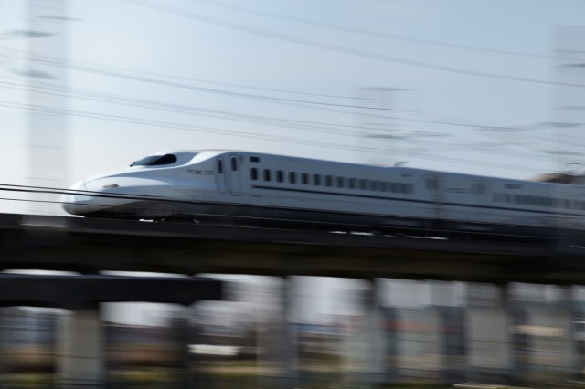 Foreign tourists on Shinkansen bullet train break suitcase etiquette, angering local passengers