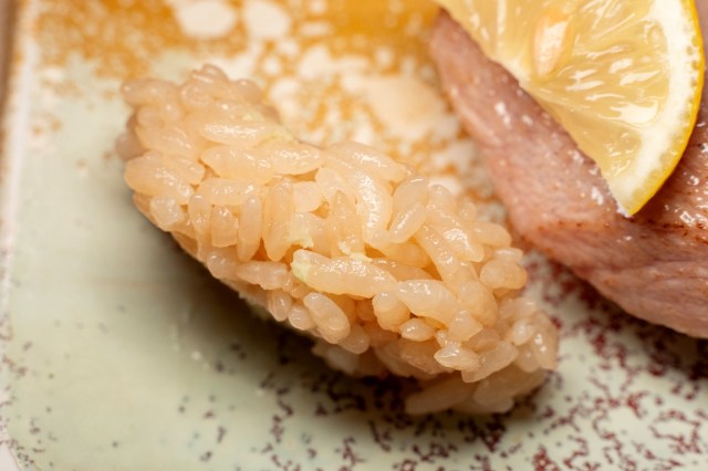 Using red sushi rice makes a real difference, if it’s paired with the right fish【Taste test】