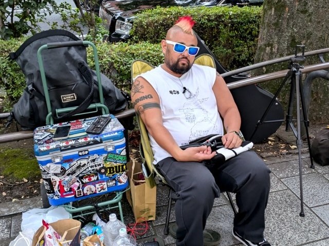 The last of the Mohican-hairstyle-wearing people still lining up for iPhones