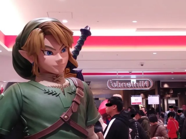 Awesome Zelda cosplayer gets help from Smash Bros. creator Sakurai to solve costume problem【Vid】