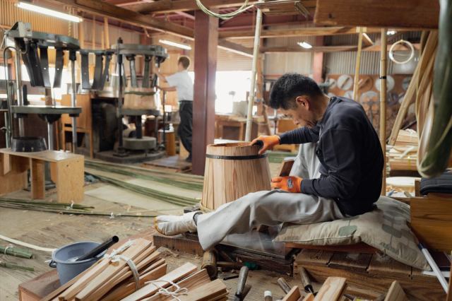 Kenbishi Shuzo sake brewery commits to production of traditional wooden sake barrels