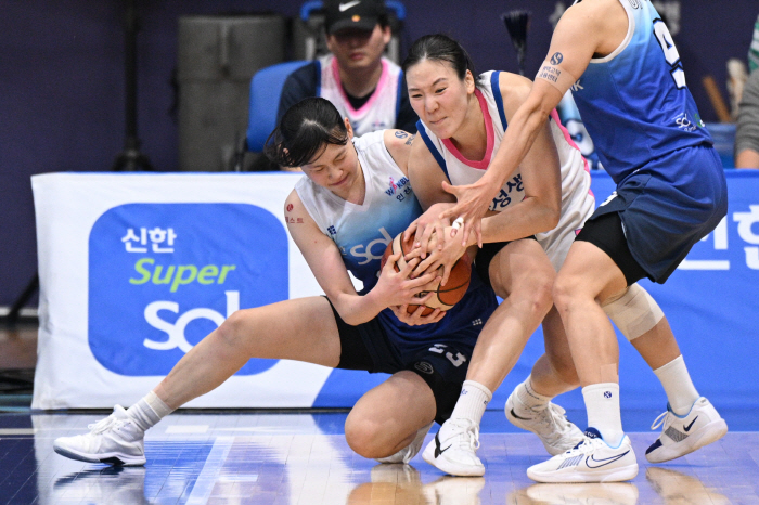 신한은행, 신인 홍유순 3경기 연속 더블더블 앞세워 삼성생명 격파