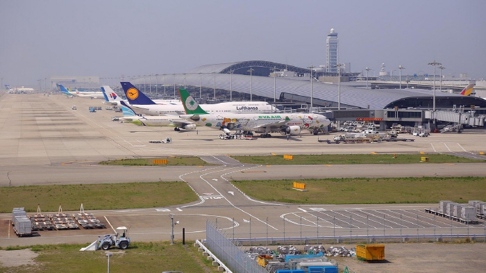 공항 활주로에 20대 남성 침입…항공편 연쇄 지연