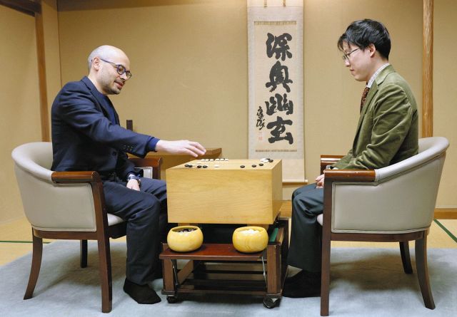 ノーベル賞ハサビス氏、日本棋院を訪問　井山裕太王座と対局や一力遼天元と対談