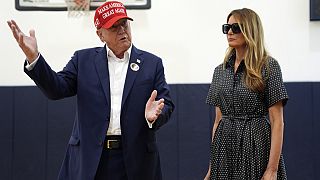 Donald Trump beszél, miközben a volt first lady, Melania Trump hallgatja, miután szavaztak a választás napján a Morton és Barbara Mandel rekreációs központban, 2024. november 5-én, Palm Beachen.