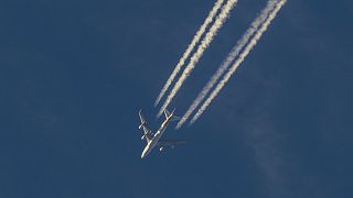 A repülőgépek páracsíkjai vagy kondenzcsíkjai már régóta a chemtrail összeesküvés-elmélet tárgyát képezik.