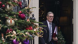 Keir Starmer brit miniszterelnök elhagyja a Downing Street 10. szám alatti épületet, hogy a parlamentbe menjen, ahol részt vesz a miniszterelnöki kérdések óráján, Londonban, 2024. december 4-én.