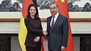 Wang Yi (jobbra) találkozik Annalena Baerbockkal Pekingben 