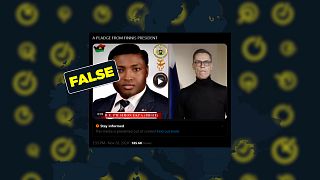 Il video è stato alterato in modo da apparire accanto a una figura biafrana