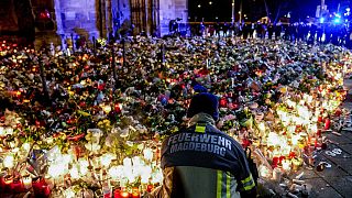 Blumen werden vor der Johanniskirche in der Nähe des Weihnachtsmarktes in Magdeburg, Deutschland, am Montag, 23. Dezember 2024, niedergelegt.