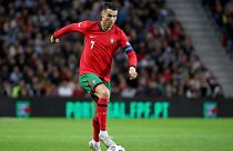 Cristiano Ronaldo corre con il pallone durante la partita di calcio della UEFA Nations League tra Portogallo e Polonia allo stadio Dragao di Porto, Portogallo, venerdì 15 novembre 2024.