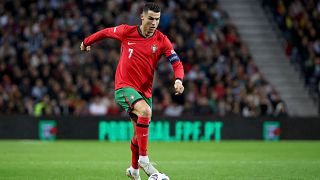 Cristiano Ronaldo läuft mit dem Ball während des UEFA Nations League-Spiels zwischen Portugal und Polen im Dragao-Stadion in Porto, Portugal, Freitag, 15. November 2024.