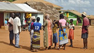 DATEI-FOTO: Dorfbewohner versammeln sich auf den Straßen des Dorfes Chakama, wo Bewaffnete einen italienischen Freiwilligen entführt haben, im Küstenbezirk Kilifi, Kenia, 21. November 2018.