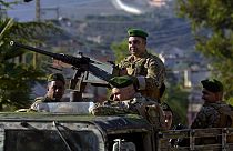 DATEI - Soldaten der libanesischen Armee sitzen auf ihrem gepanzerten Fahrzeug und patrouillieren auf der libanesischen Seite der libanesisch-israelischen Grenze in dem südlichen Dorf Kfar Kila, Libanon,