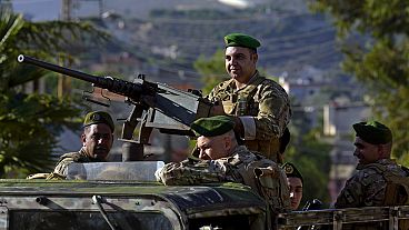 DATEI - Soldaten der libanesischen Armee sitzen auf ihrem gepanzerten Fahrzeug und patrouillieren auf der libanesischen Seite der libanesisch-israelischen Grenze in dem südlichen Dorf Kfar Kila, Libanon,