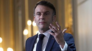 Frankreichs Präsident Emmanuel Macron hat mit Äußerungen über mangelnde Dankbarkeit afrikanischer Staaten für den Militäreinsatz in der Sahelzone heftige Kritik ausgelöst. 