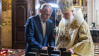 Der russische Präsident Wladimir Putin hat das Oberhaupt der russisch-orthodoxen Kirche, Patriarch Kirill damit beauftragt, Kreuze und Ikonen zu weihen.