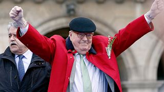 Der ehemalige Vorsitzende der rechtsextremen Partei Front National, Jean-Marie Le Pen, reagiert auf die Statue der Jeanne d'Arc in Paris, 1. Mai 2017