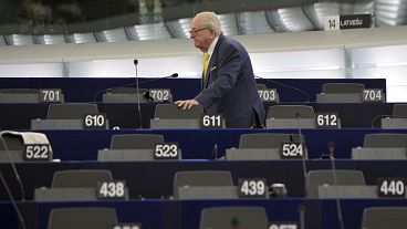 El exlíder francés del ultraderechista Frente Nacional Jean Marie Le Pen busca su escaño en el Parlamento Europeo, en Estrasburgo, este de Francia, 1 de julio de 2014.