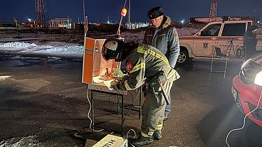 Feuerwehrleute und Rettungskräfte arbeiten an der nach einem ukrainischen Drohnenangriff beschädigten Industrieanlage in Saratow, Russland.Mittwoch, 8. Januar 2025.