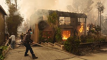 Ένα κοκτέιλ ακραίων καιρικών φαινομένων μετατρέπει τις πυρκαγιές της Καλιφόρνιας σε μια θανατηφόρα αστική πυρκαγιά.