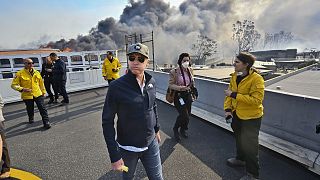 Der kalifornische Gouverneur Gavin Newsom begutachtet die Schäden des Palisades-Feuers am Mittwoch, 8. Januar 2025, in Pacific Palisades, Kalifornien. 