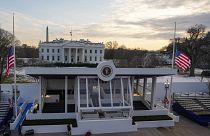 Arbeiter arbeiten am Donnerstag, 16. Januar 2025, im Vorfeld der Amtseinführung von Präsident Trump an den letzten Feinheiten der Präsidententribüne vor dem Weißen Haus