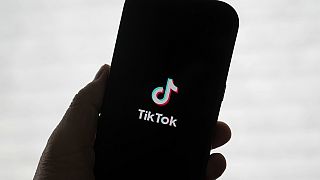 TikTok-Logo auf einem Telefon in San Francisco. 17. Januar 2025