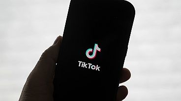 TikTok-Logo auf einem Telefon in San Francisco. 17. Januar 2025