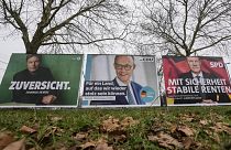 Wahlplakate auf einer Straße in Düsseldorf, Deutschland, 17. Januar 2025