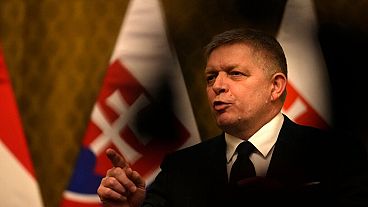 Der slowakische Premierminister Robert Fico spricht zu den Medien während eines Treffens mit seinem ungarischen Amtskollegen Viktor Orban in Bratislava, Slowakei, Dienstag, 21. Januar 2025. 