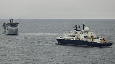 Numa imagem fornecida pelo Ministério da Defesa do Reino Unido, um navio da Marinha Real segue o navio russo Yantar no canal da Mancha