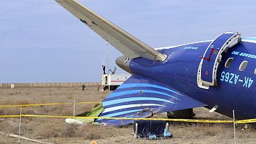 L'épave de l'Embraer 190 d'Azerbaijan Airlines au sol près de l'aéroport d'Aktau, Kazakhstan, 25 décembre 2024