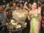 ​Sara Ali Khan enjoys the delicacy of phuchkas on a crowded Kolkata street