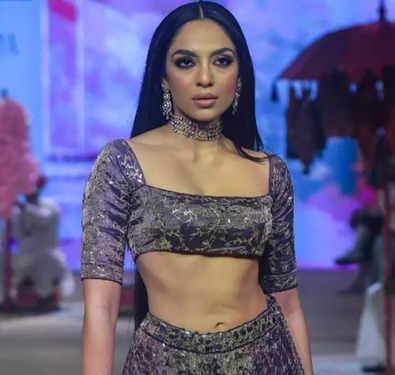 Bride-to-be Sobhita Dhulipala looks breathtaking in a wine-toned lehenga at Lakme Fashion Week