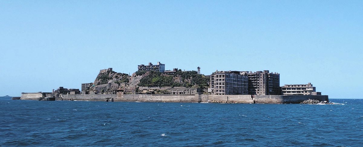 長崎市の端島（通称・軍艦島）の全景