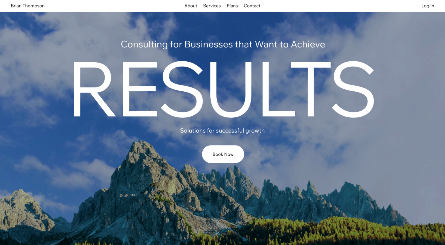 Um template de site criado no Wix Studio para uma empresa de consultoria de negócios. A página inicial mostra uma paisagem montanhosa e um slogan que diz “Consulting for Businesses that Want to Achieve Results”.