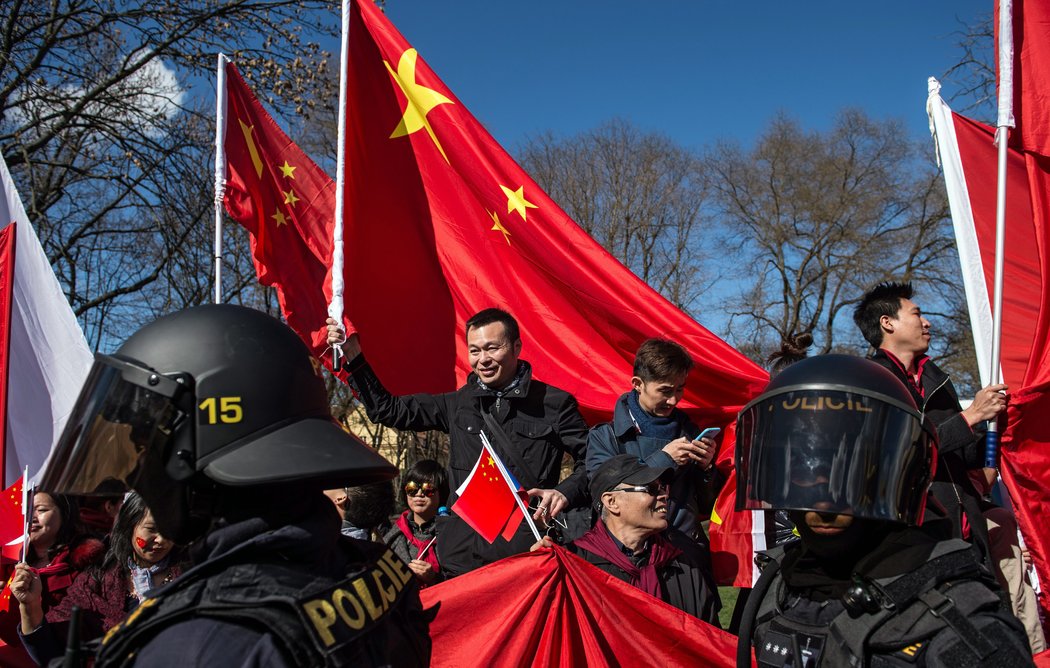 习近平2016年访问布拉格所到之处，都有大巴载着中国支持者出现。