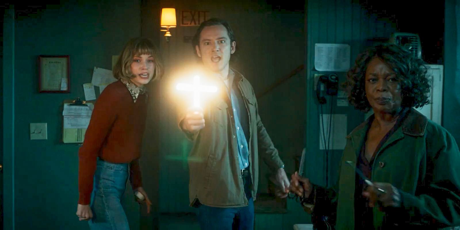 Susan (Makenzie Leigh), Ben Mears (Lewis Pullman) and Dr. Cody (Alfre Woodard)  try to defend themselves from a vampire using a cross in Salem's Lot (2024)