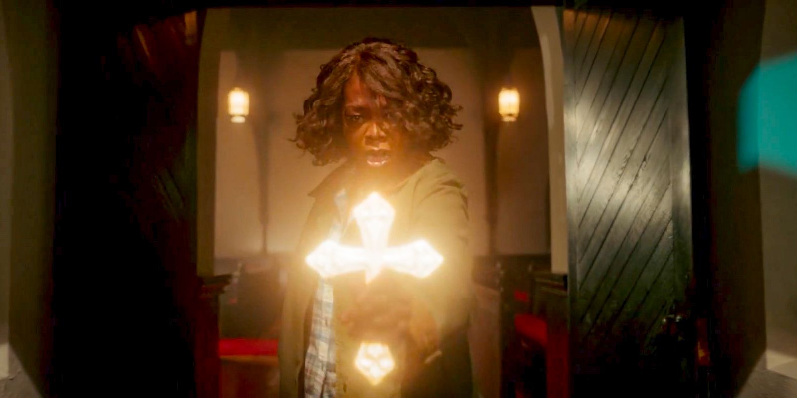 Dr. Cody (Alfre Woodard) wielding a wooden cross in Salem's Lot (2024)